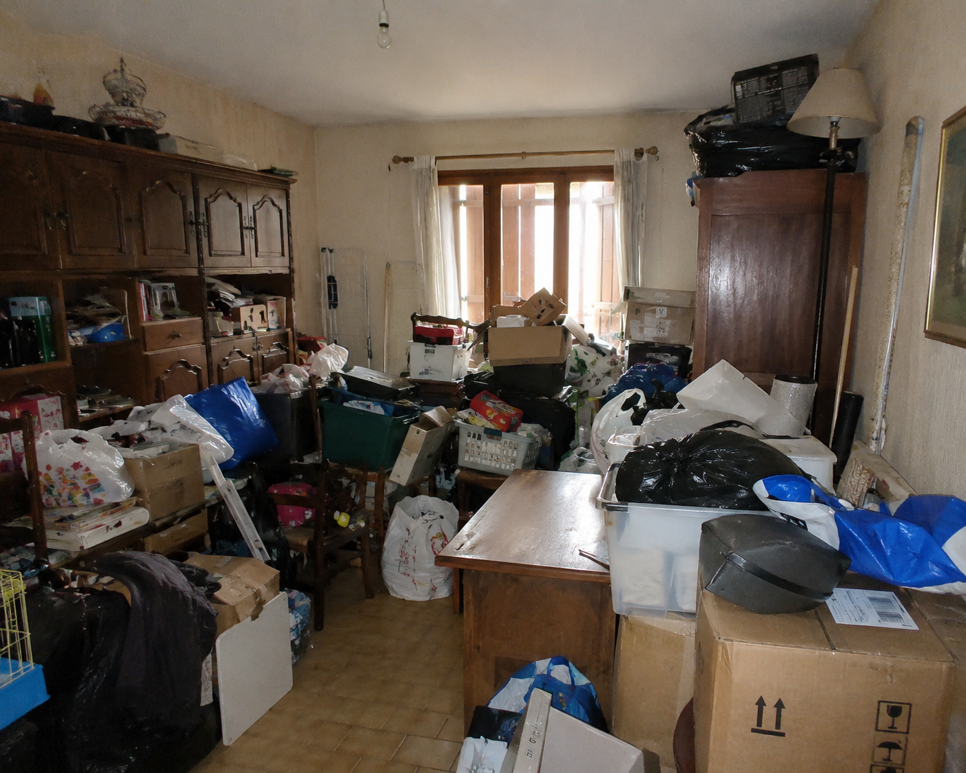 Pièce encombrée avant débarras